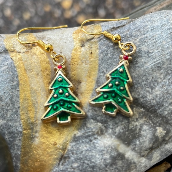 3/15 Handmade Christmas Tree w Red & Green on Goldtone w Hypoallergenic Hooks - Picture 1 of 2